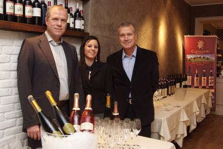 Da sinistra Antonio Zaccheo junior; Margherita Sacchet, enologa; e Zaccheo senior