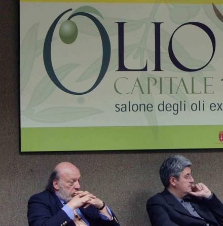 Il professor Massimo Cocchi (a sinistra) con Luigi Caricato a Olio Capitale 2007