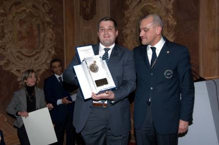 Tastevin d'Oro a Jean FranÃ§ois Coquard (a sx), enologo Tenuta Mazzolino,  dalle mani di del presidente Ais Lombardia Luca Bandirali (a dx)