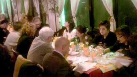 Un momento della degustazione di extra vergini di qualitÃ  che ha preceduto la cena