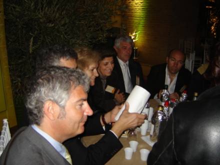 Fabrizio Vignolini impegnato nei lavori di degustazione degli oli