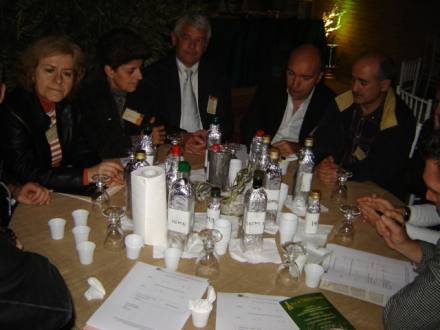 I ristoratori, e altri panelisti internazuionali, discutono intorno agli oli degustati