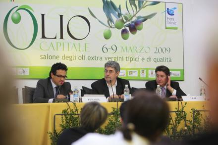 Alcuni partecipanti al talk show, da sin. Juan Penamil, Luigi Caricato ed Enrico Lupi