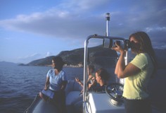 Ricercatori e volontari al lavoro in mare