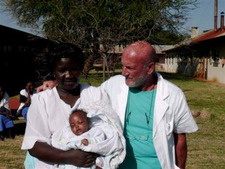 Oscar Sola con una paziente con bambino