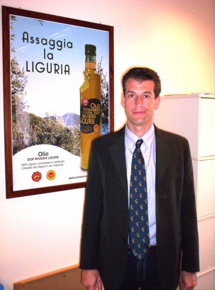 Il presidente Carlo Siffredi con dietro il manifesto