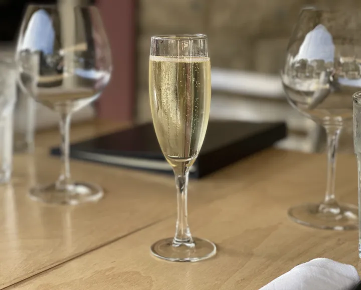 Champagne, la vendemmia 2026 parte con una resa più bassa: il limite scende a 8.800 kg per ettaro