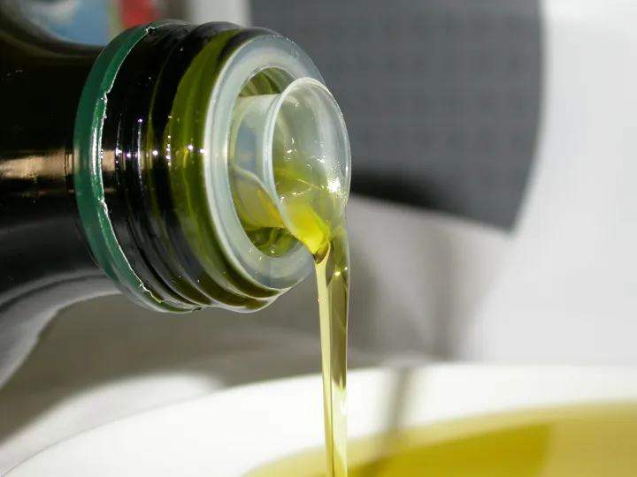 Prezzo dell’olio di oliva al 28 luglio: rimbalza la quotazione dell’extravergine spagnolo, stabile l’italiano