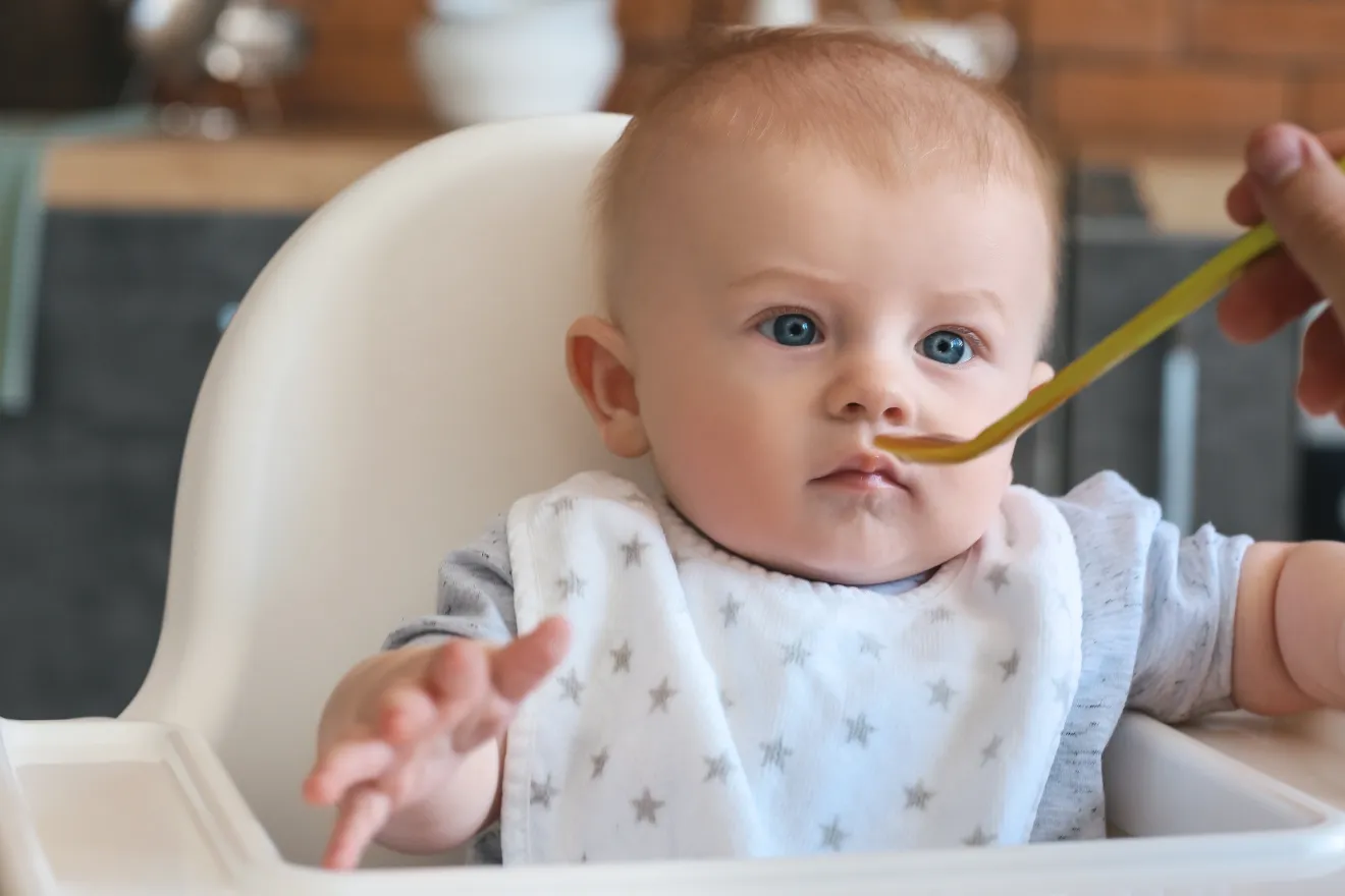 Allarme alimentazione infantile: l'81% dei cibi per neonati è ultra-processato