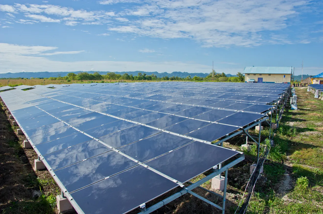Rinnovabili, tecnologie pulite e infrastrutture verdi: la nuova corsa globale agli investimenti energetici