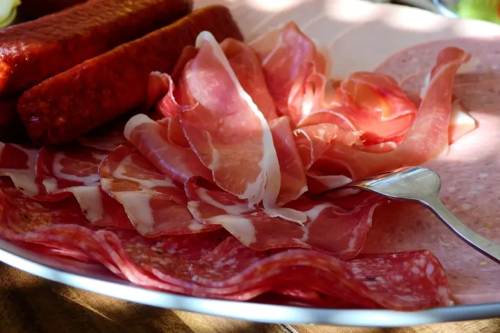 Proteine, non sempre di più è meglio: per molti adulti ridurne il consumo può favorire salute e longevità