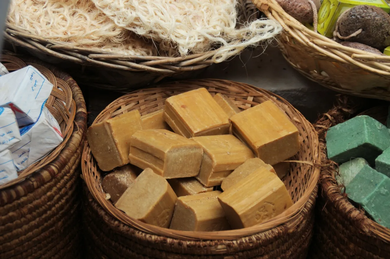 Dal frantoio al beauty case: quando i sottoprodotti dell'olio d'oliva diventano un tesoro per la pelle