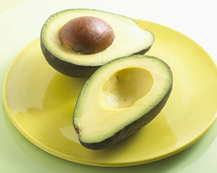 Un avocado al giorno aiuta il cuore: meno particelle LDL e rischio cardiovascolare ridotto