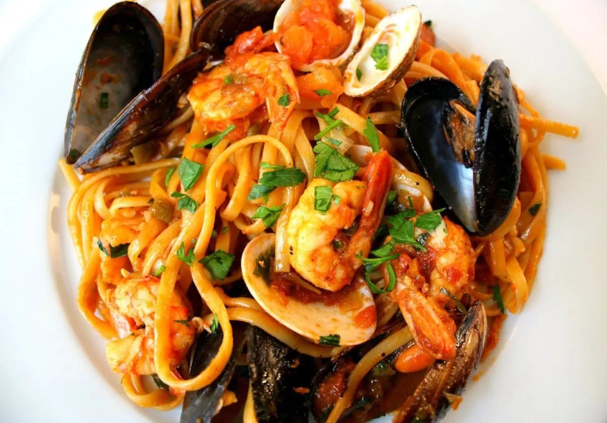 Estate a tavola, gli spaghetti allo scoglio dominano i menu