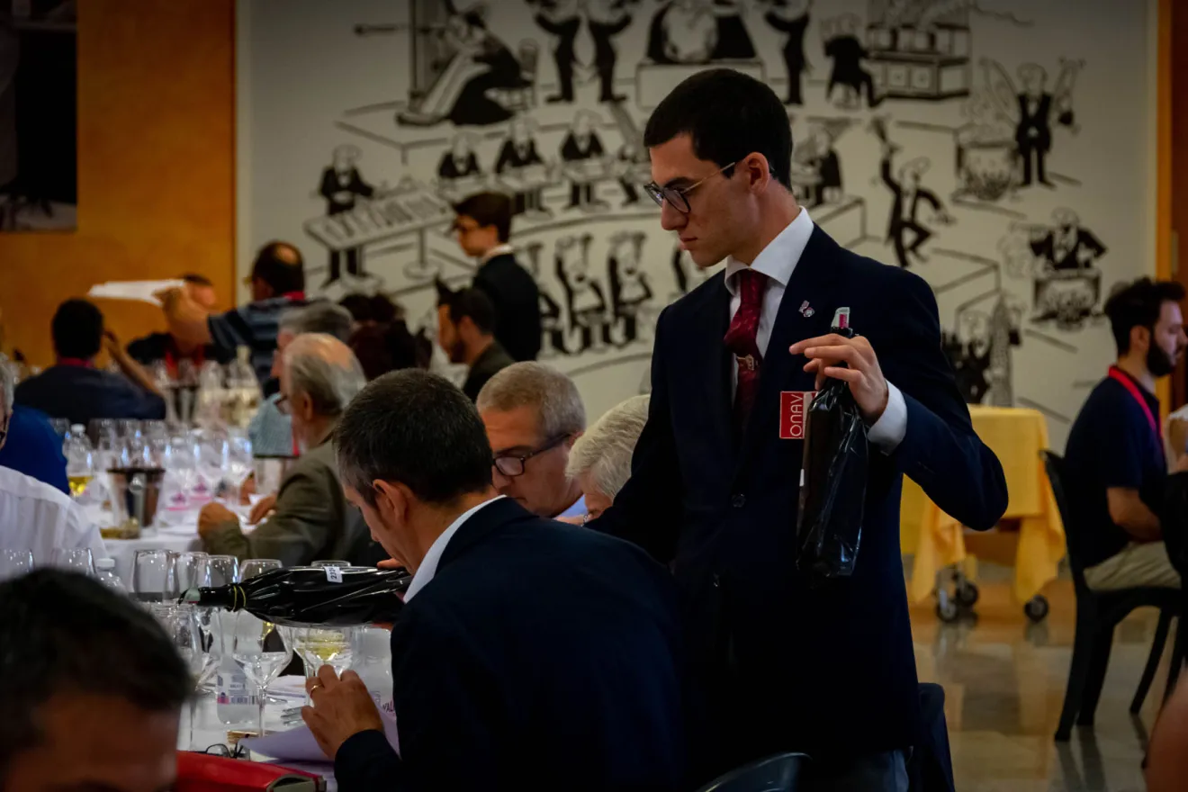 Il vino è una “indispensabile superfluità”, che vive di simboli come l’arte