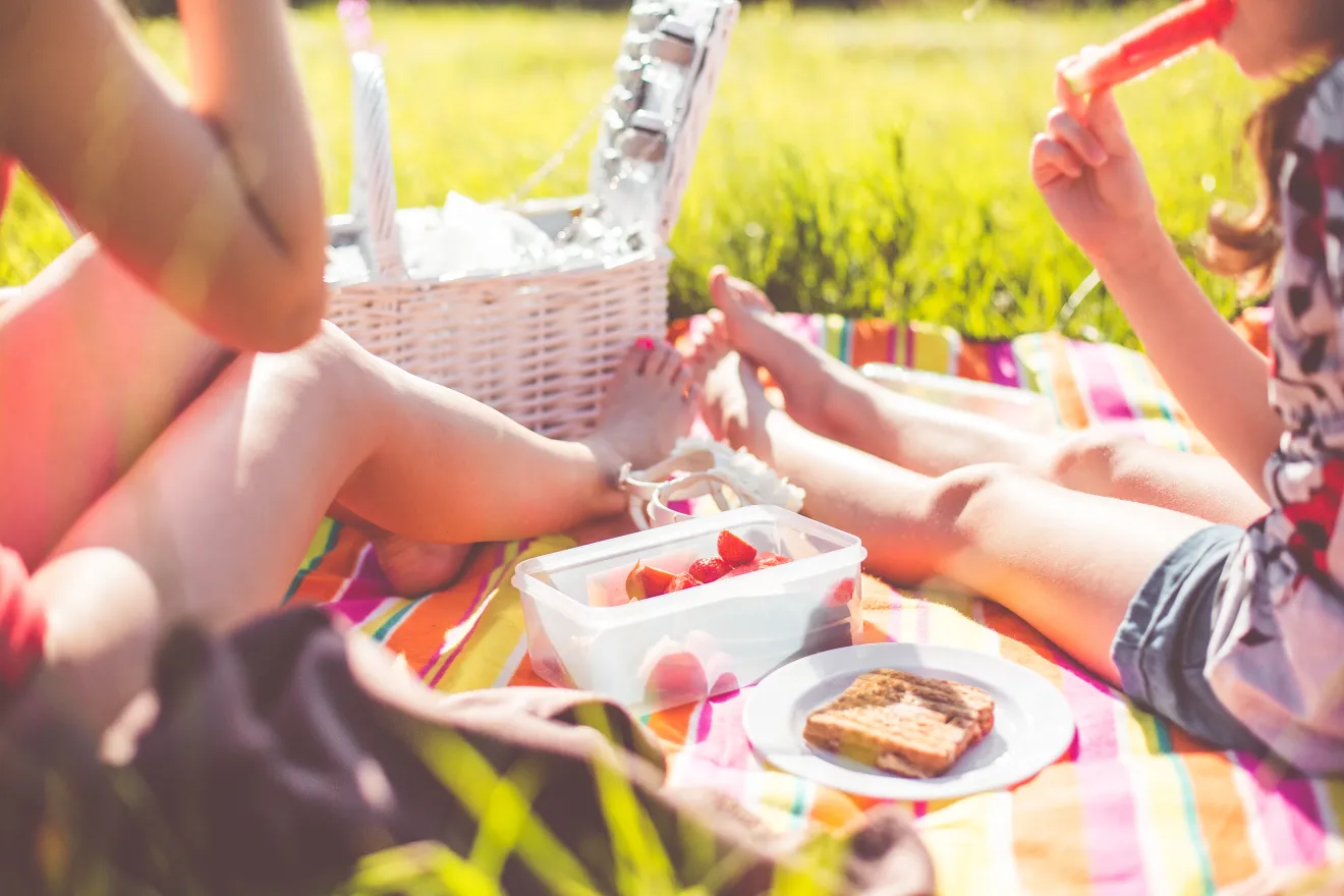 Caldo e Ferragosto, la guida degli esperti: acqua, dieta mediterranea e alimenti freschi per proteggere la salute