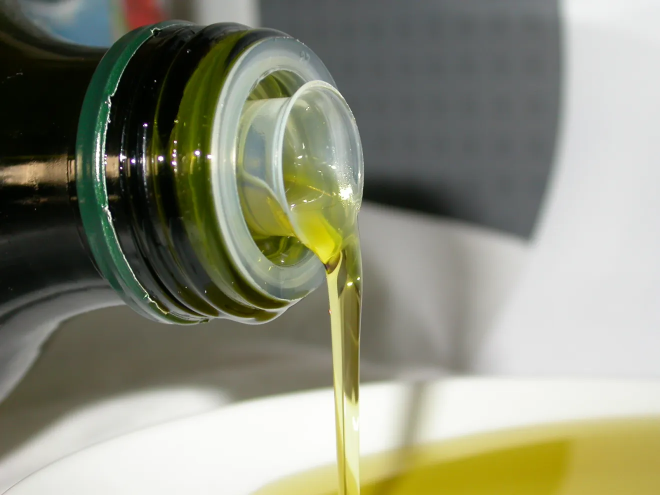 Vendite e prezzo dell’olio di oliva italiano nelle mani di Coricelli o Dcoop: la vendita di Deoleo ci interessa tutti