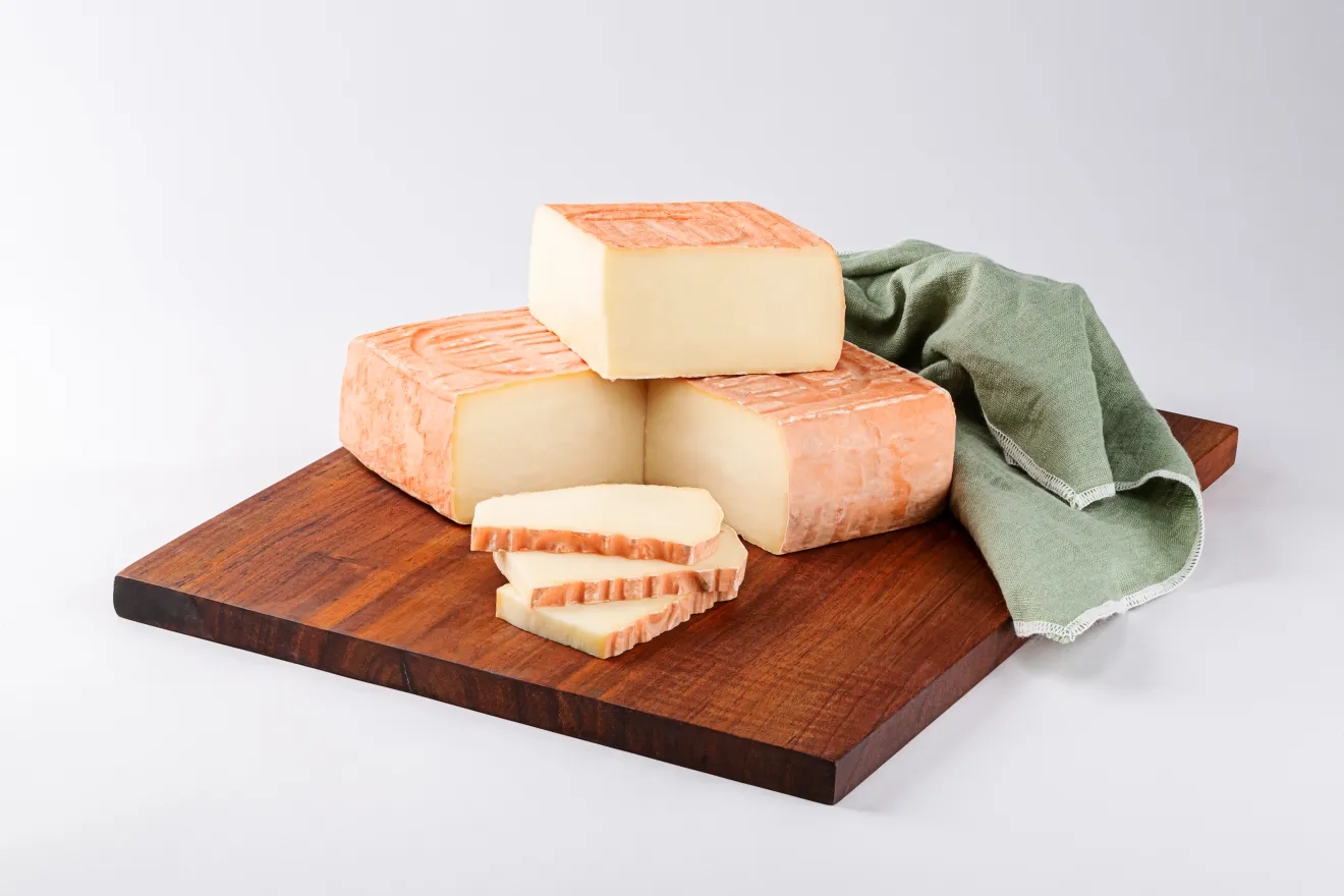 Il Taleggio D.O.P. cerca la sua voce più pop: in arrivo il nuovo jingle dedicato al formaggio e un testimonial d’eccezione