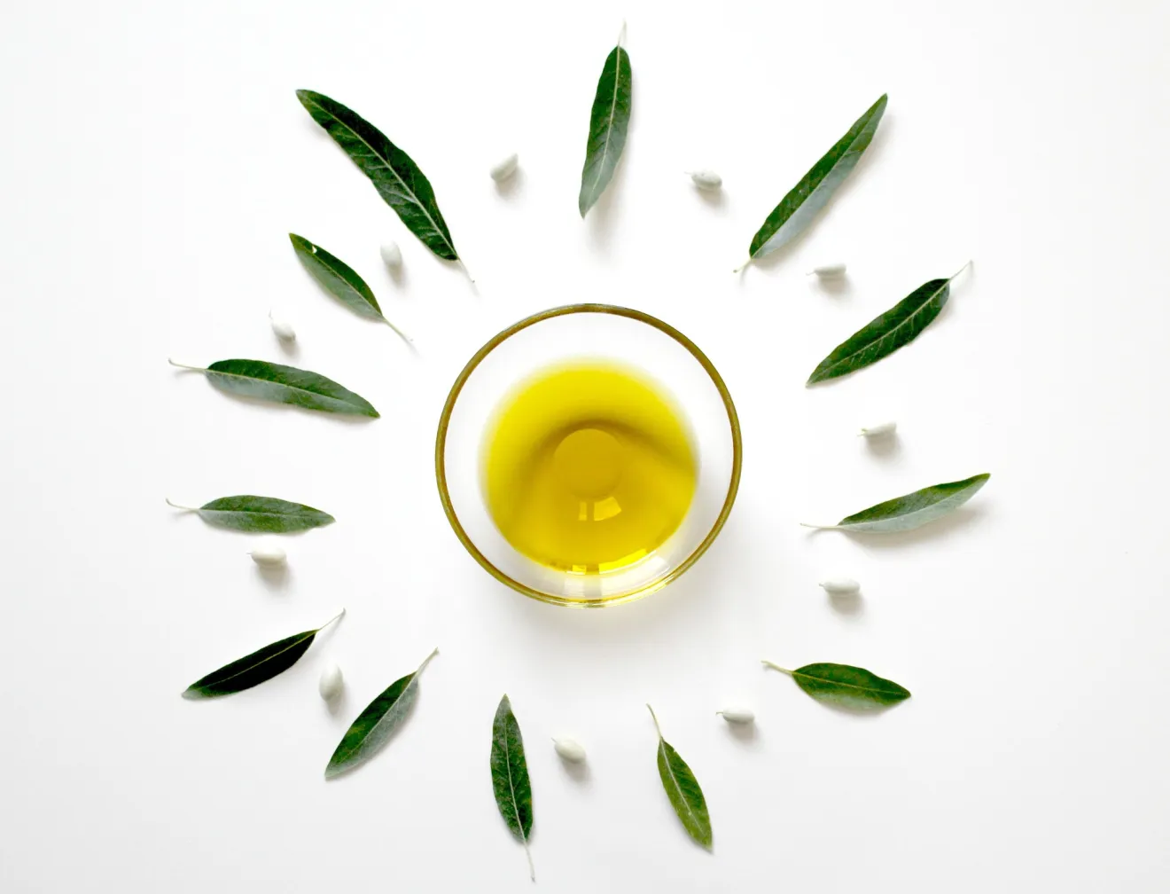 Bonificare gli scaffali dei supermercati dall'olio deodorato, l'extravergine italiano muore
