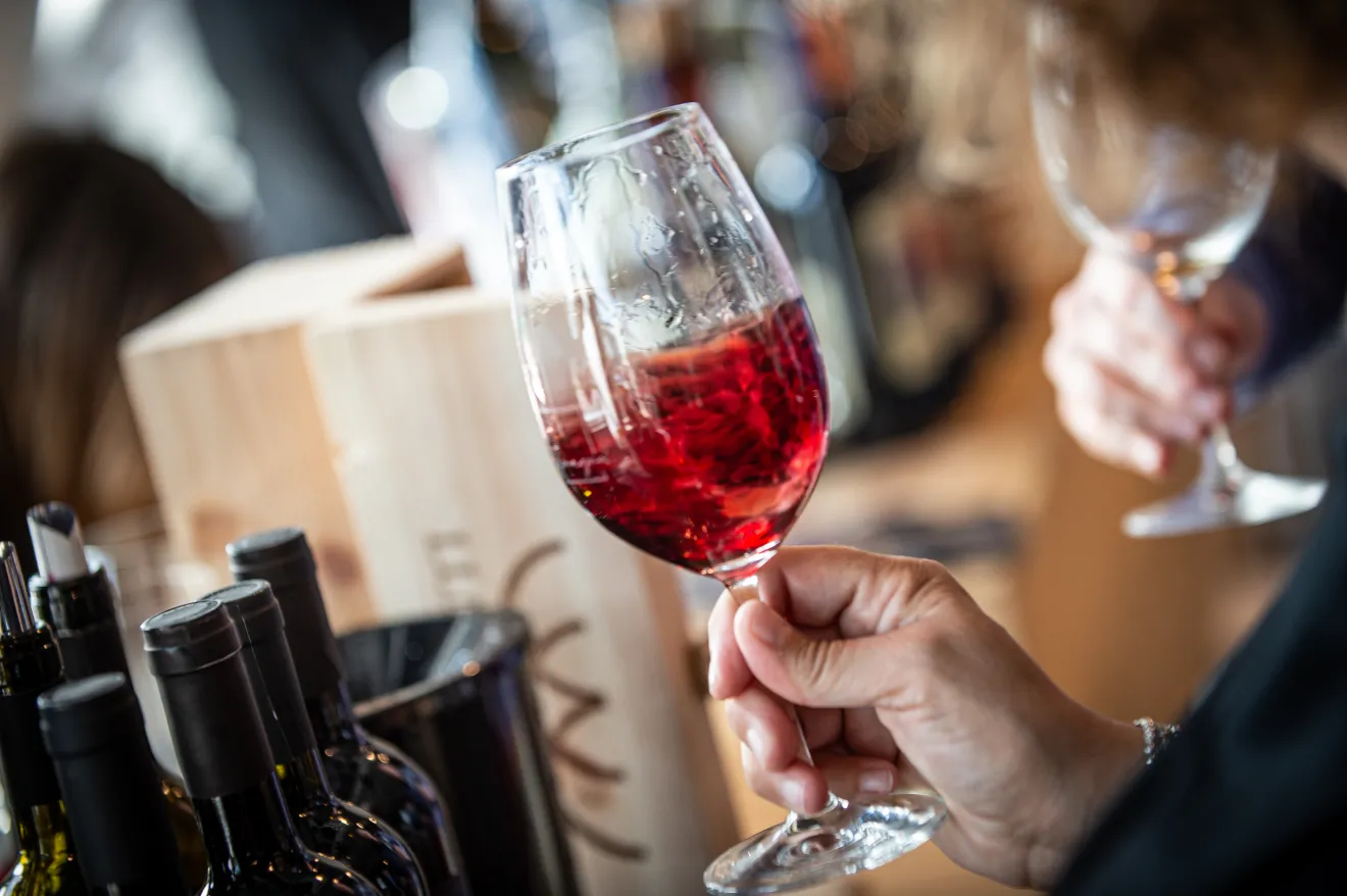 Parlamento Ue, il Piano anticancro ridimensiona la stretta sull’alcol