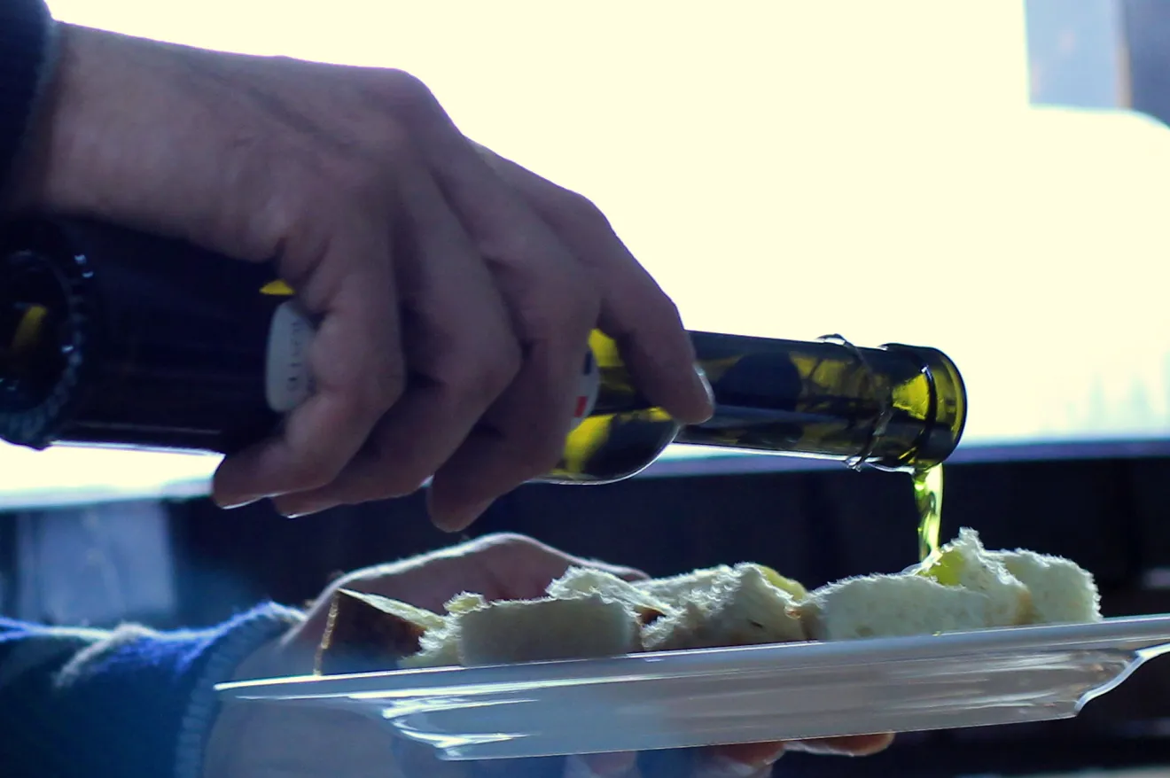 Ecco come l'olio extravergine di oliva può proteggere le ossa: più polifenoli, ossa più forti