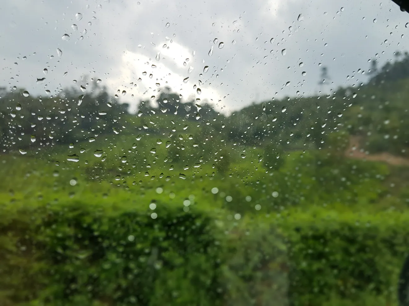 Meteo, da domenica 18 ottobre torna il maltempo: piogge al Centro-Sud e sulle Isole