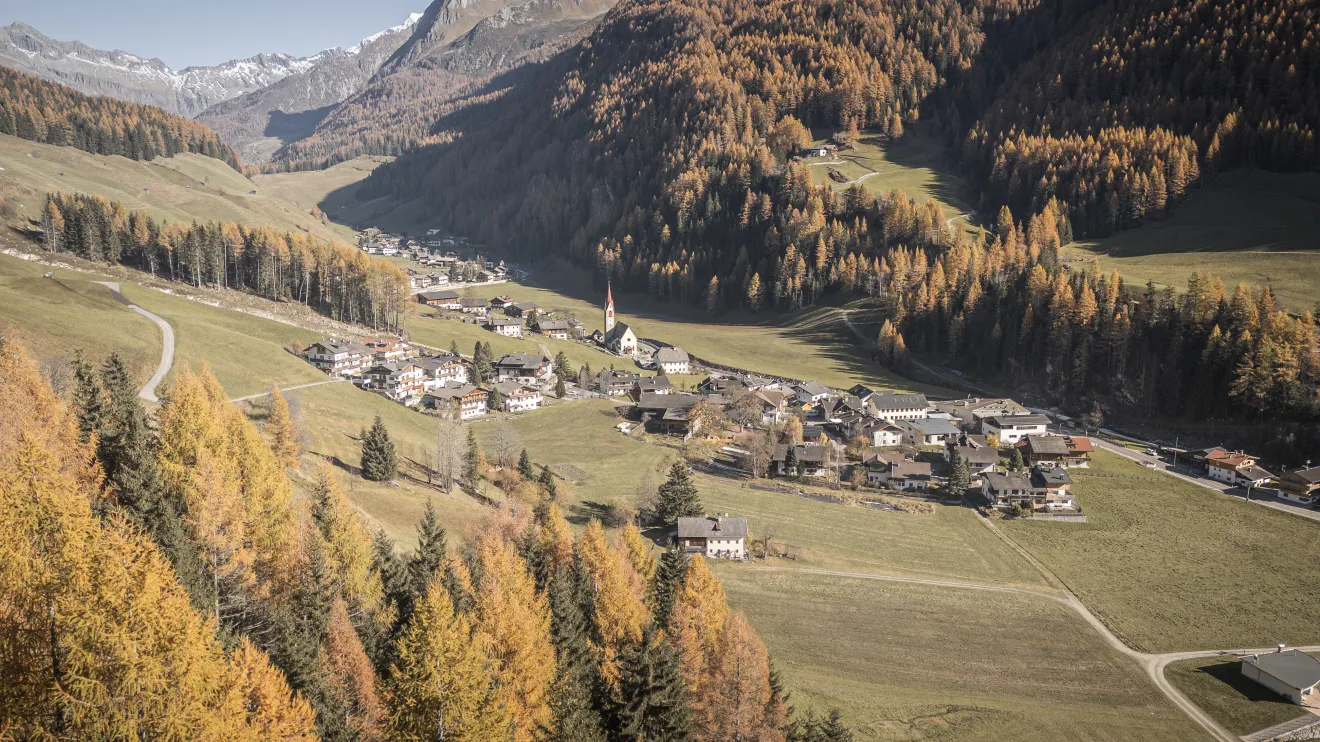 Nell’area vacanze Valle Aurina, in Alto Adige, l’autunno si scopre passo dopo passo, tra foliage, Kiehkemma e sapori autentici