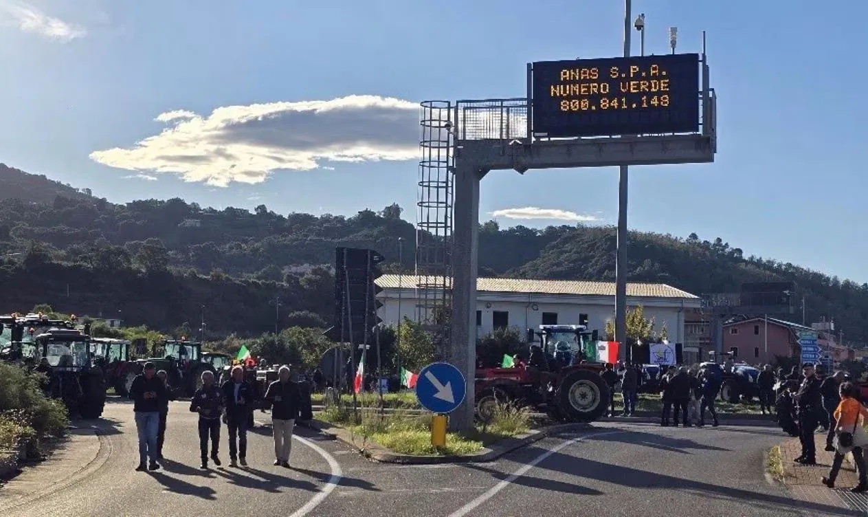 Olivicoltori e camionisti, il Sud scende in strada: blocchi e proteste tra Puglia e Calabria