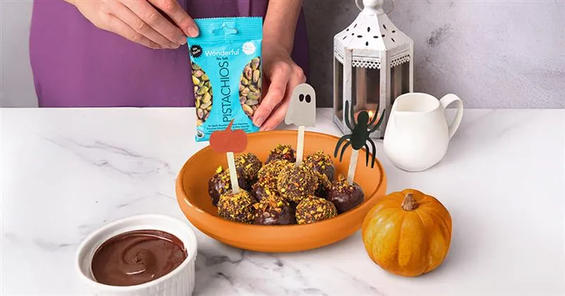 Una merenda da brivido per Halloween: le balls al pistacchio e cioccolato