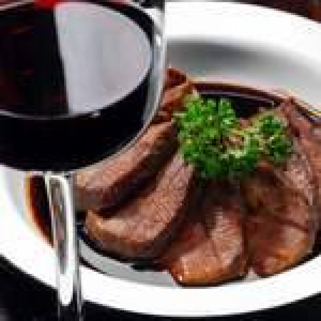 Bistecca e vino rosso. Abbinamento perfetto anche per la scienza medica