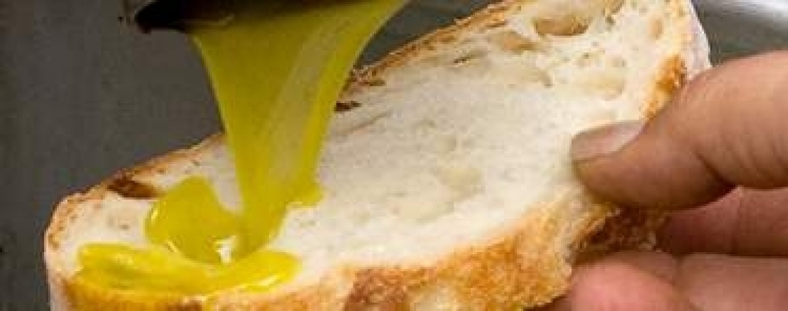 Degustare l'olio d'oliva col pane, sfatiamo un tabù