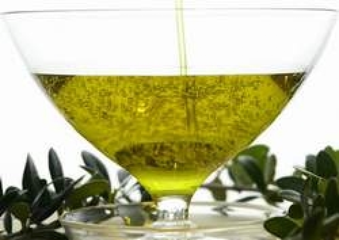 Filtrare l'olio extra vergine d'oliva per salvaguardarne la qualità nel tempo