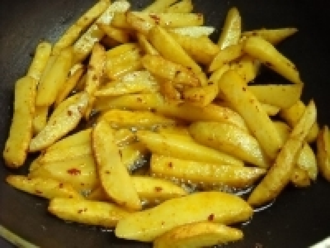 Friggere le patate, meglio l'olio di arachide, l'olio di canola o l'olio extra vergine d'oliva?