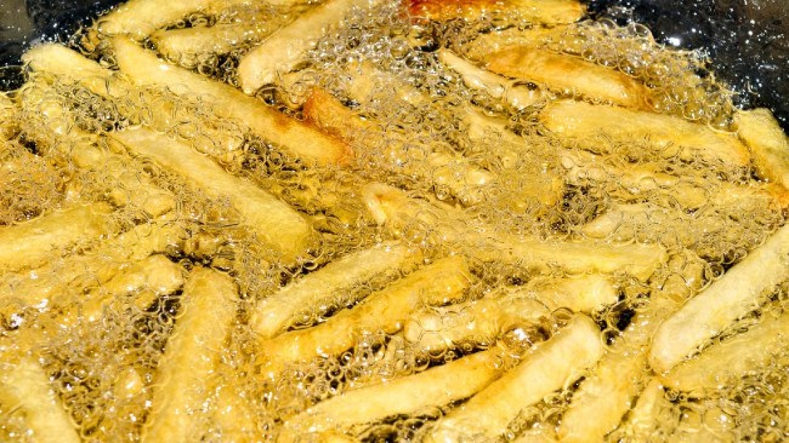 Riutilizzare l'olio di frittura è pericoloso per la salute