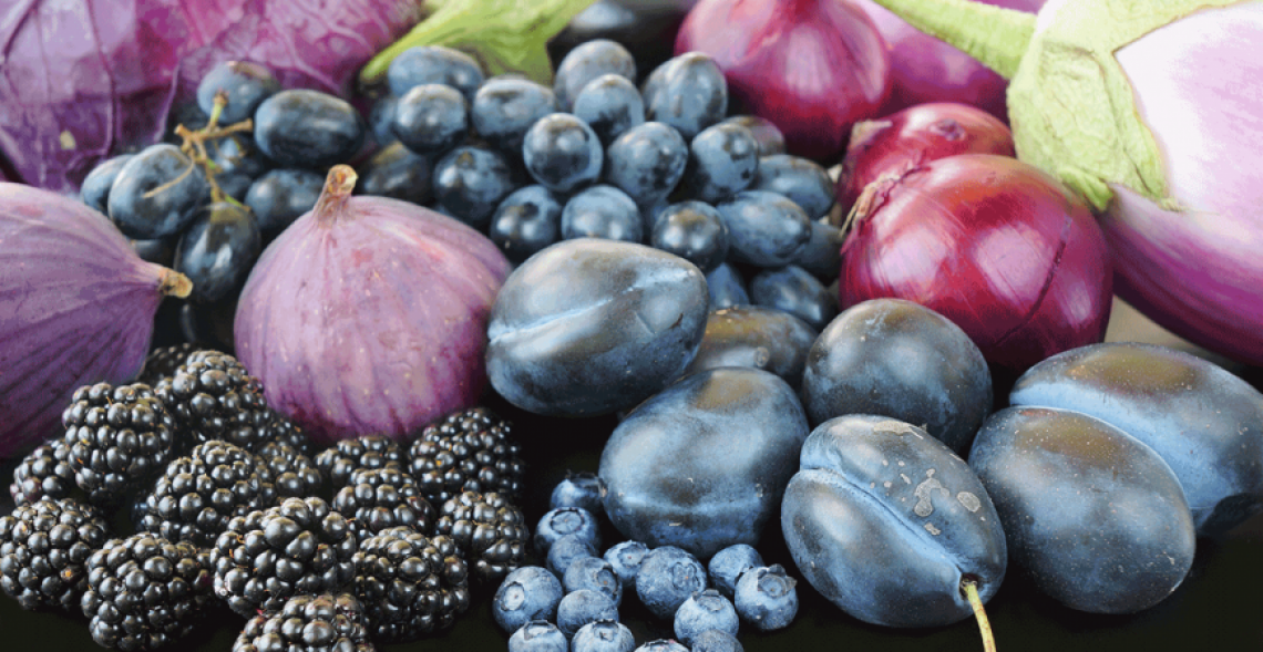 Frutta e verdura blu e viola per aiutare l'intestino