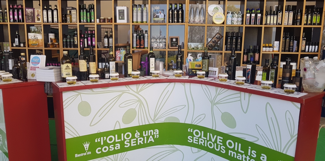 L'assaggio comparato dell'olio extra vergine d'oliva è il segreto per svuotare le cisterne