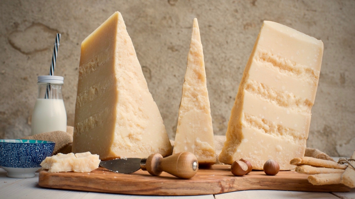 I dazi mettono in crisi Grana e Parmigiano: calo dei prezzi dopo oltre un anno