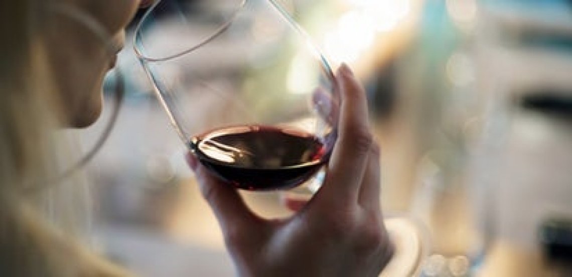 Il contenuto alcolico del vino influenza l'aroma percepito in bocca