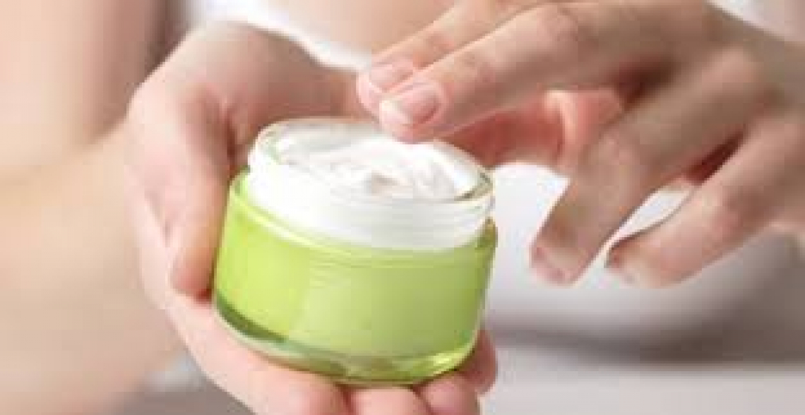 Il trucco per preparare una perfetta crema idratante all'olio extra vergine d'oliva