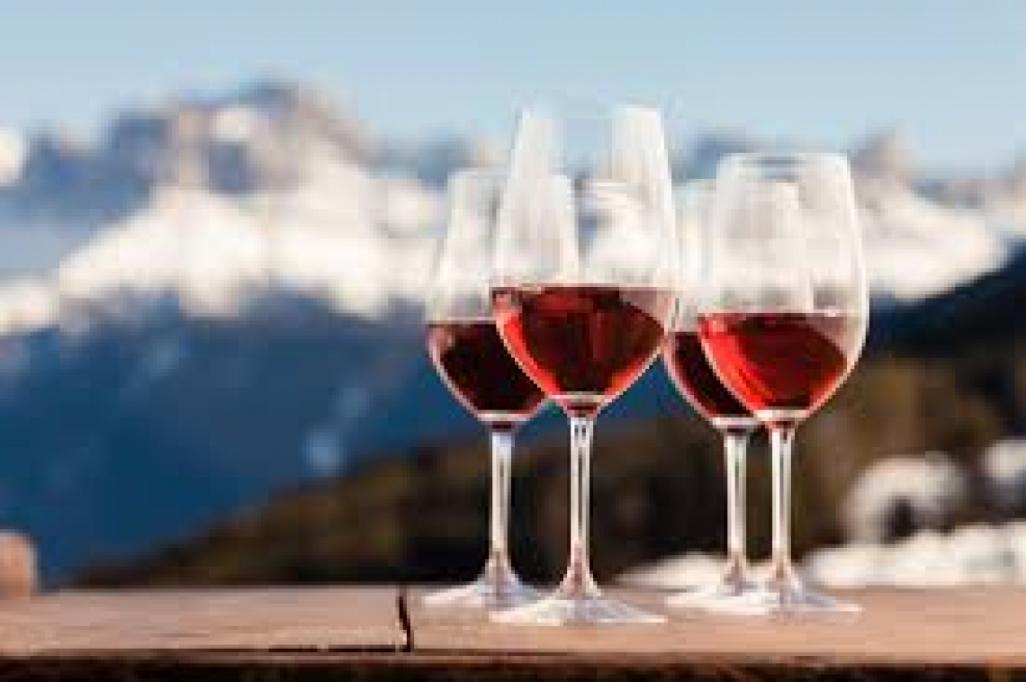 Schiava e Lagrein, i due vitigni storici altoatesini, raccontano al mondo la qualità vitivinicola dell'Alto Adige