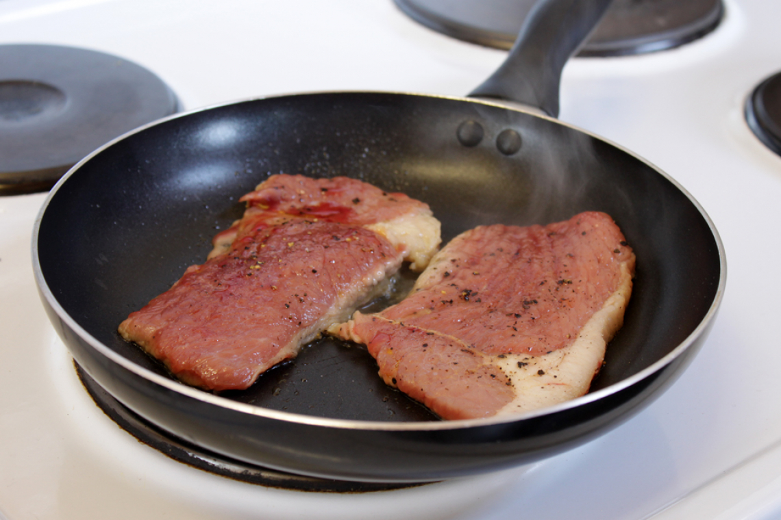 Pochissimi grammi di olio extra vergine di oliva rendono la carne saltata in padella più salutare