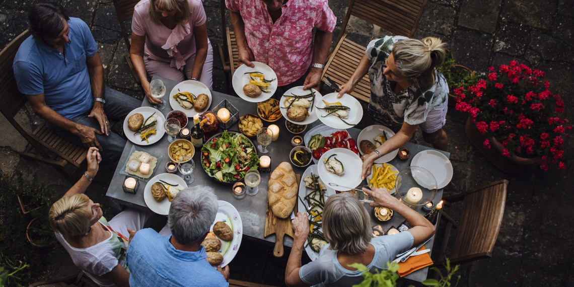 Dal Cacciucco alla pasta alla Norma, i piatti regionali conquistano gli italiani in vacanza