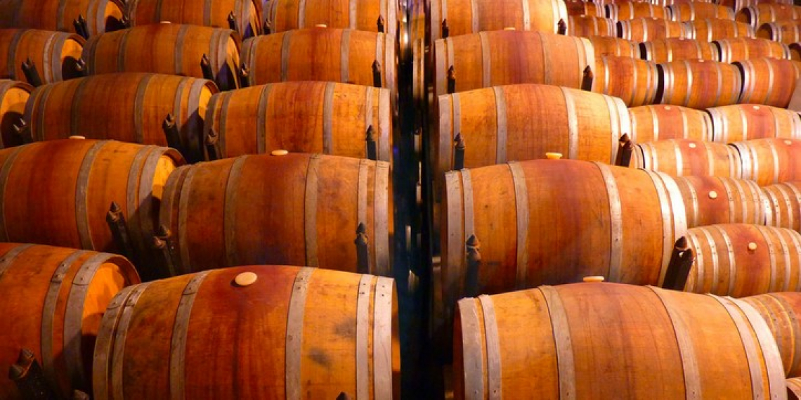 I composti di cumarina delle botti di rovere contribuiscono al gusto amaro nel vino e nei liquori