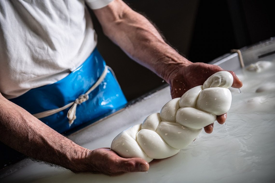 Una verace Mozzarella di Bufala Campana Dop per l'estate