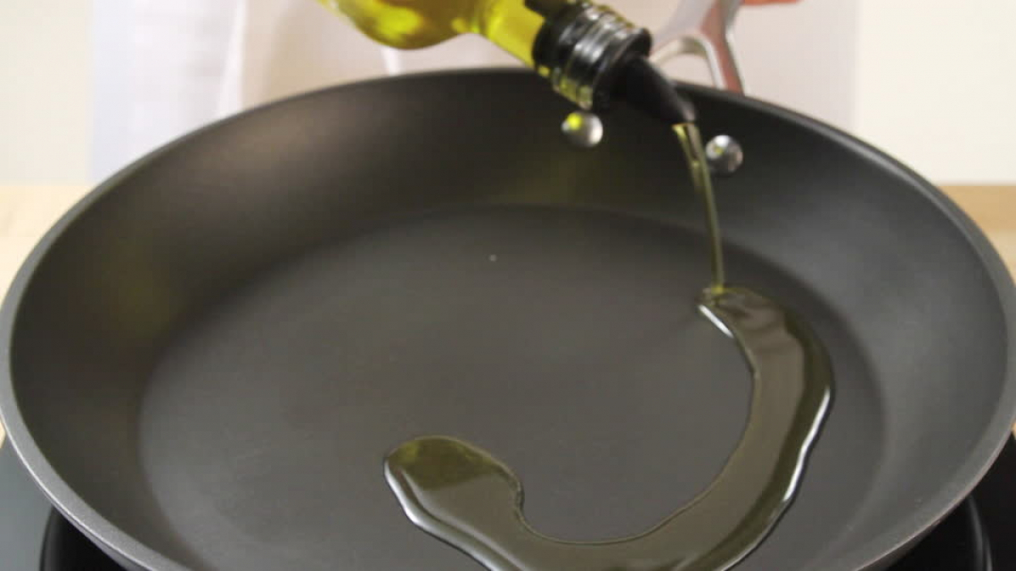 Ecco cosa accade all'olio extra vergine di oliva durante diversi tipi di cotture