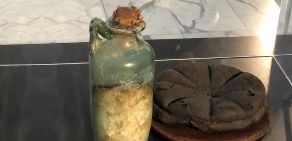 La bottiglia di olio d'oliva pi&ugrave; antica al mondo &egrave; esposta a Napoli