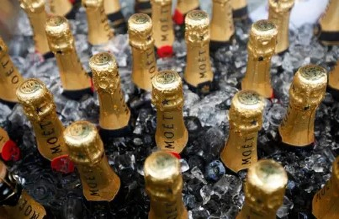 Sequestro di falso champagne, olio d'oliva e alcool etilico