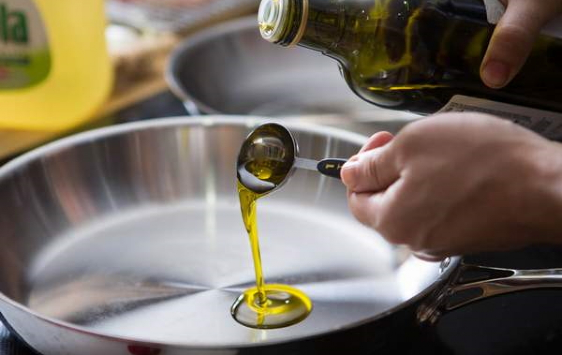 Olio d'oliva meglio di quello di girasole per la frittura e l'extra vergine batte tutti