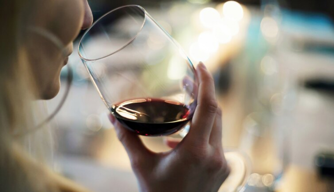 Il prezzo del vino influenza la percezione organolettica del consumatore a senso unico