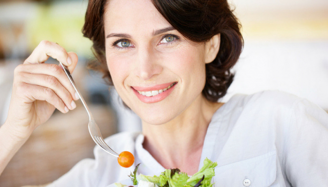 La dieta più corretta per le donne in menopausa e i consigli per il benessere